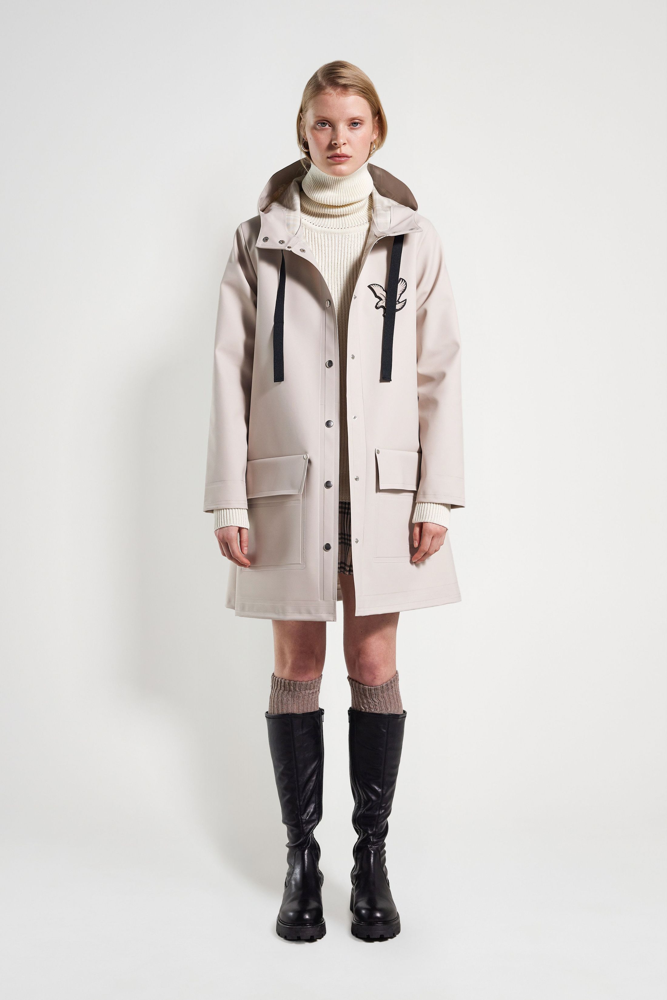 stutterheim women's raincoat light sand women jackets raincoats