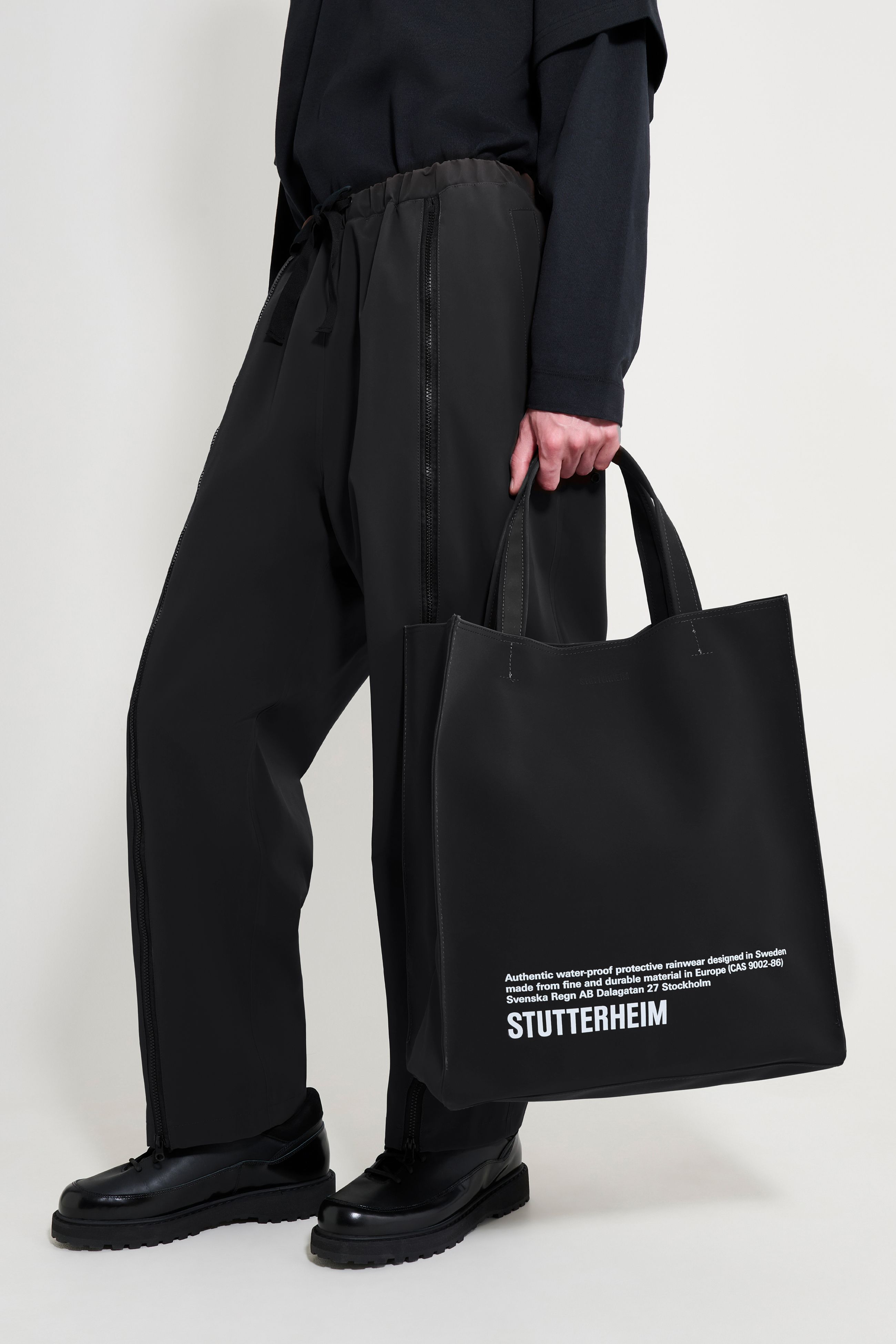 stutterheim stylist bag big print black accessories bags tote-bags