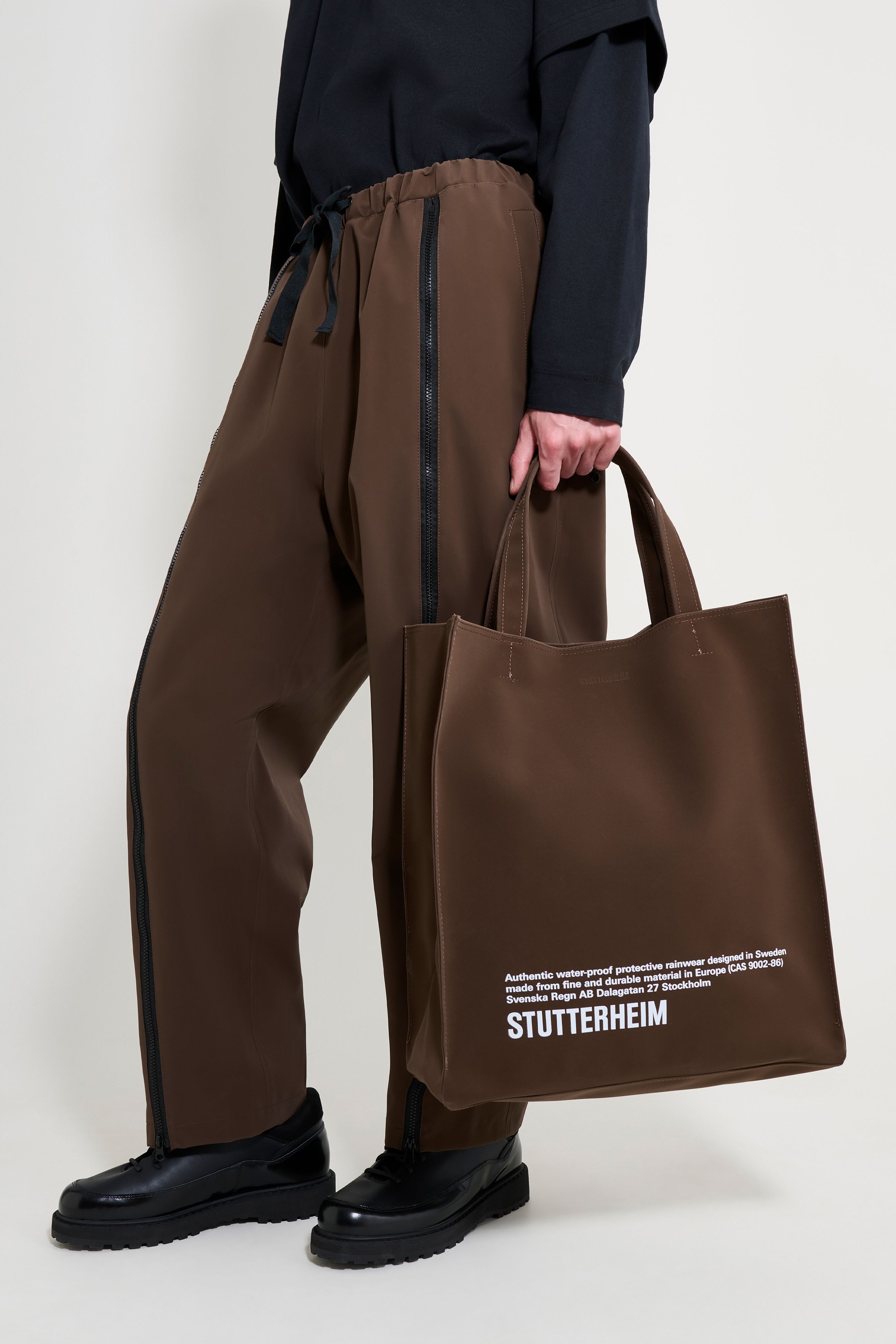 stutterheim stylist bag big print dark brown accessories bags tote-bags