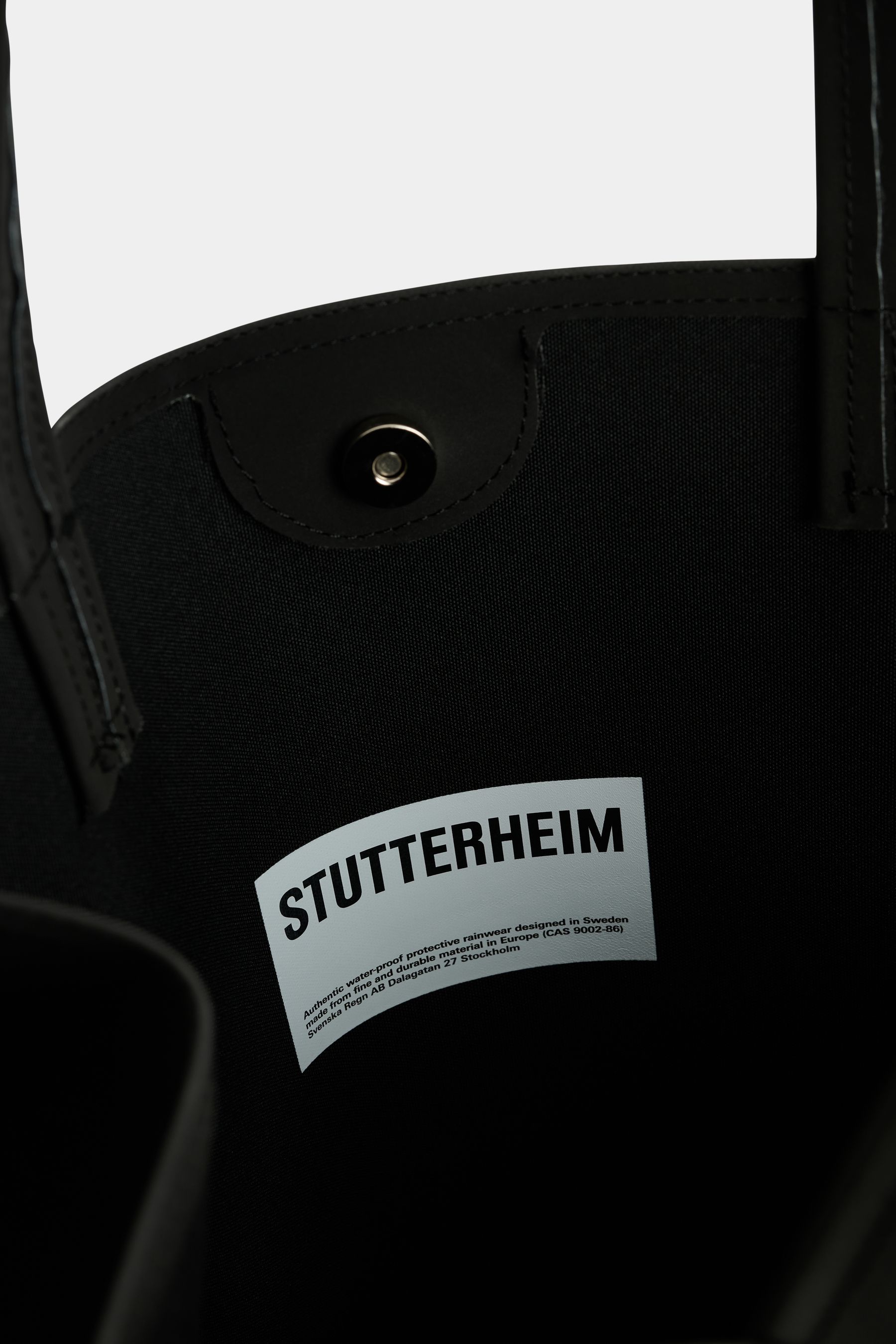 stutterheim stylist bag matte black/dry green accessories bags tote-bags