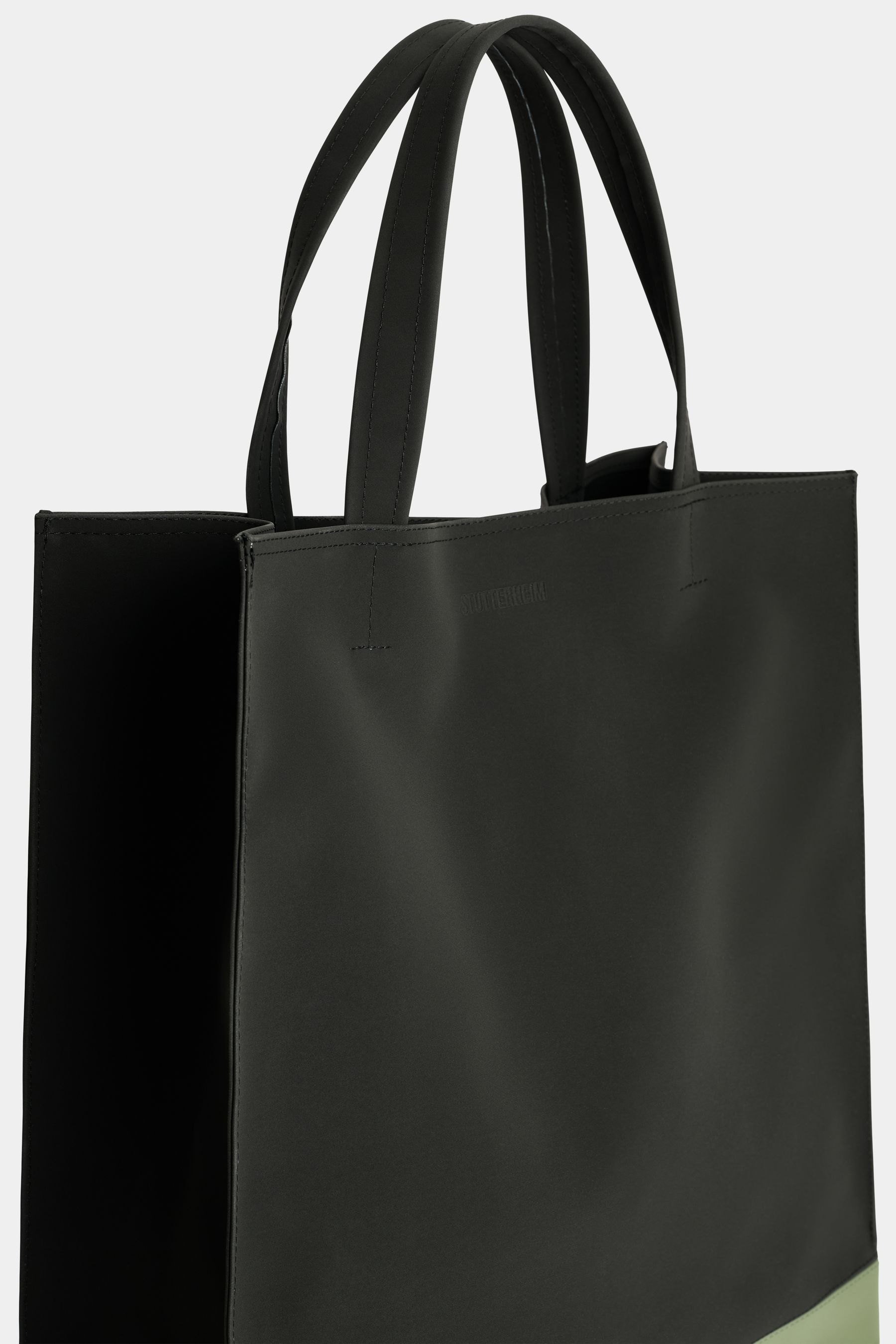 stutterheim stylist bag matte black/dry green accessories bags tote-bags