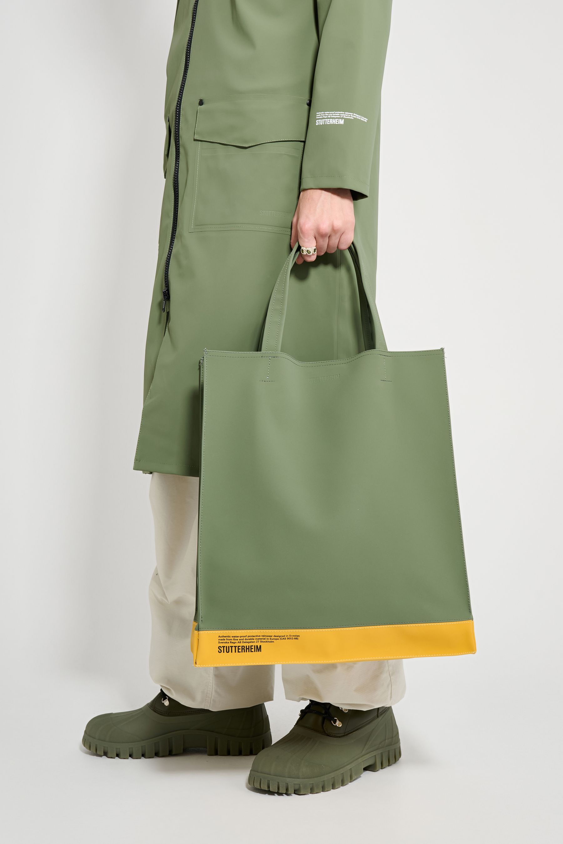 stutterheim stylist bag matte dry green/warm honey accessories bags tote-bags
