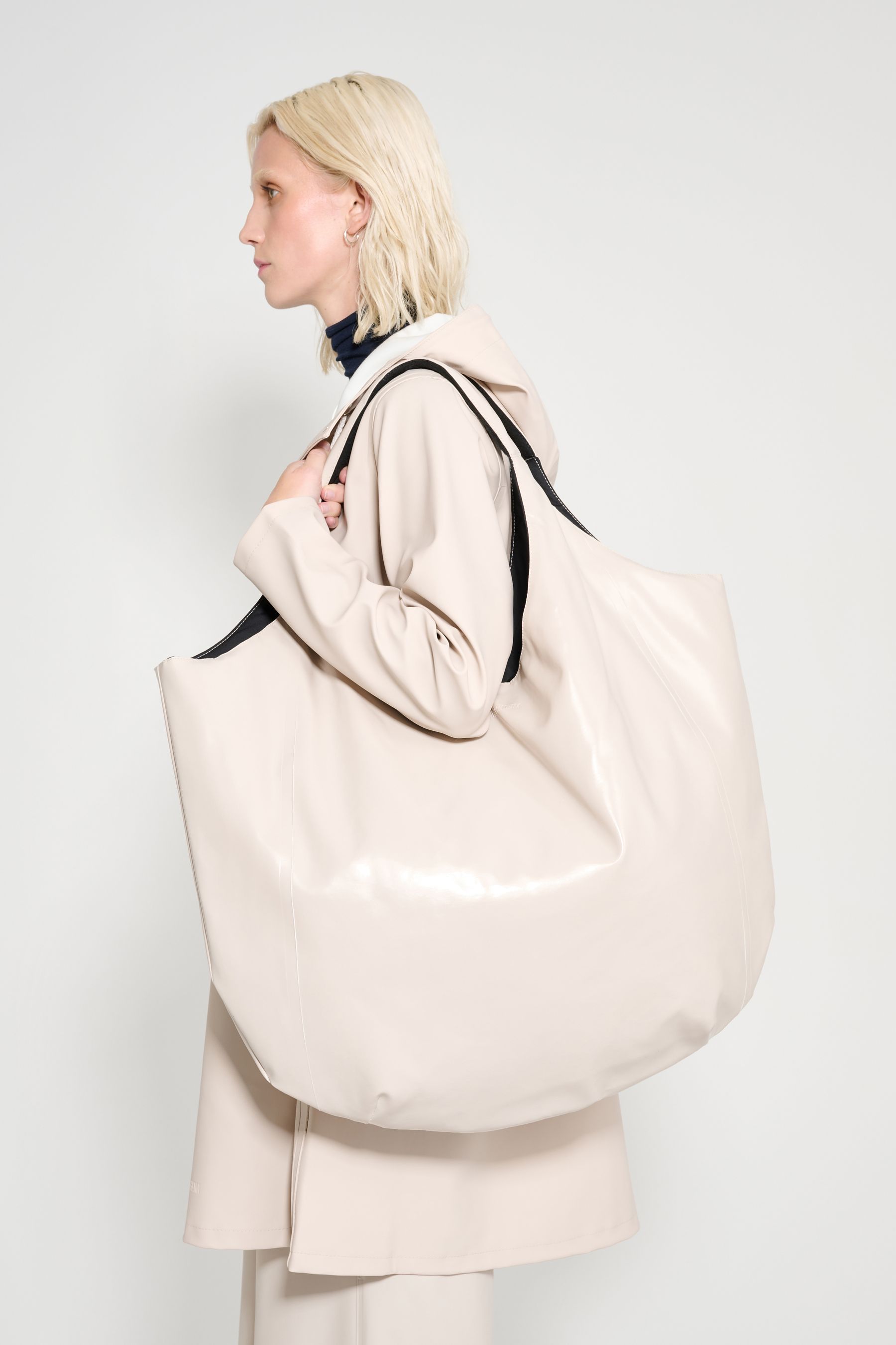 stutterheim svea puffer bag opal light sand accessories bags tote-bags