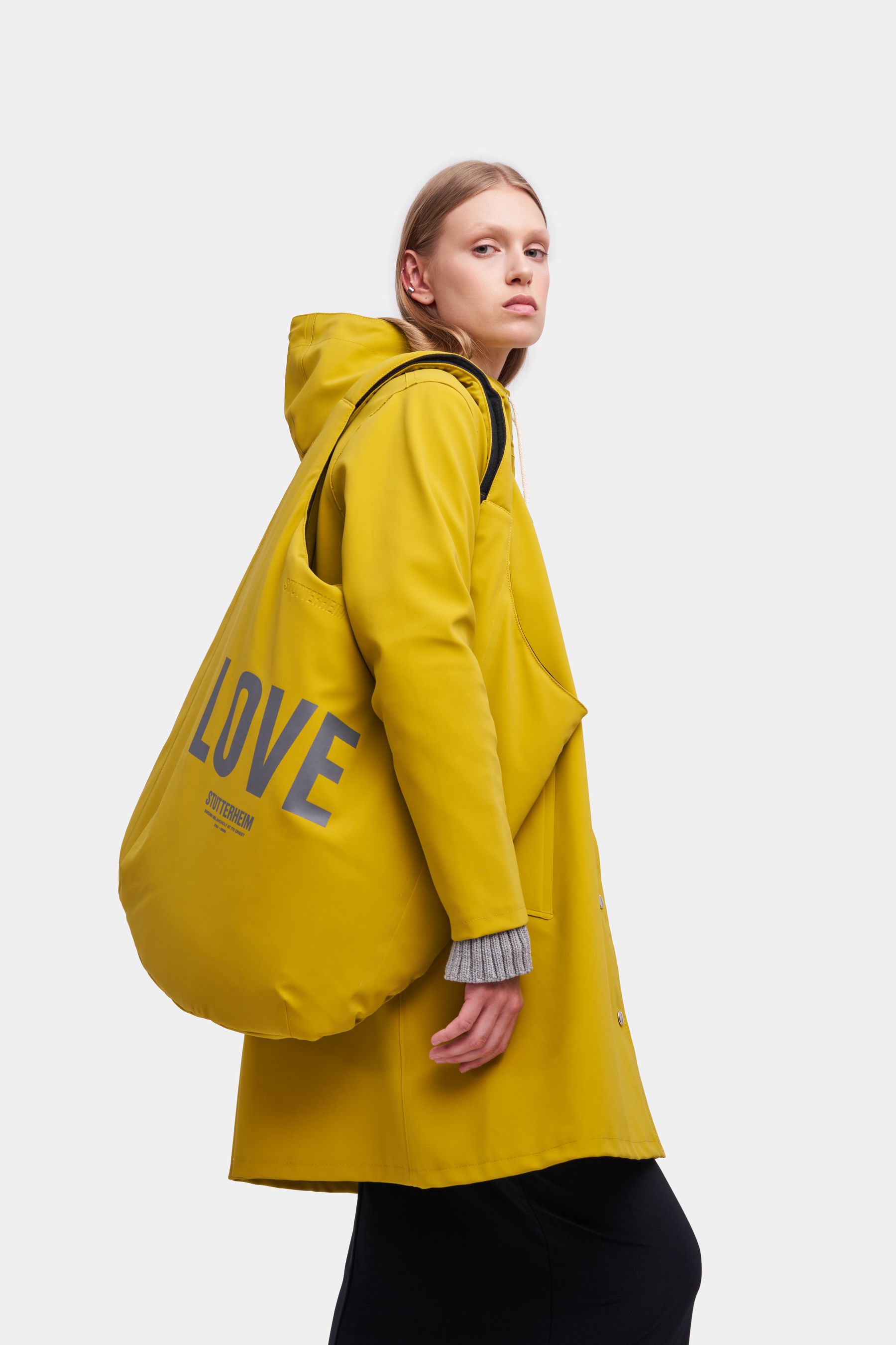stutterheim svea puffer bag matte gold aw23